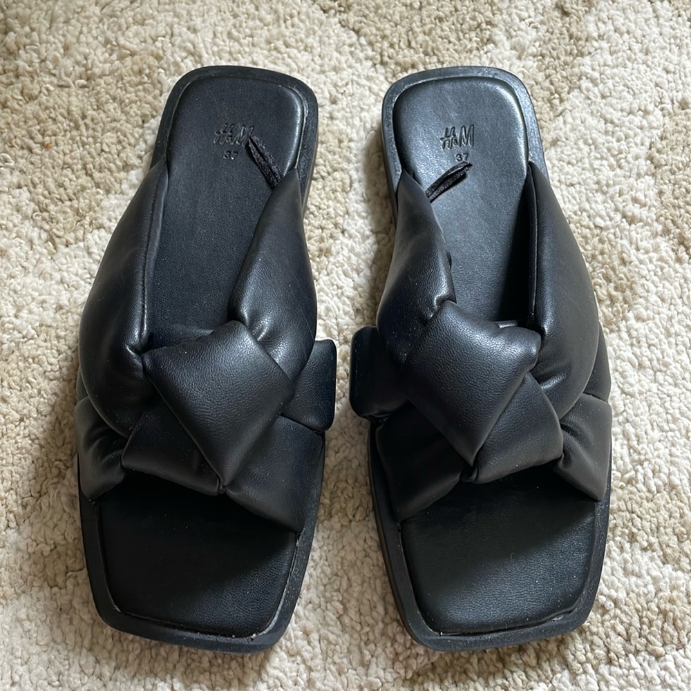 NWOT Women’s H&M Black Puffy Slides Sandals Size 6 (37)